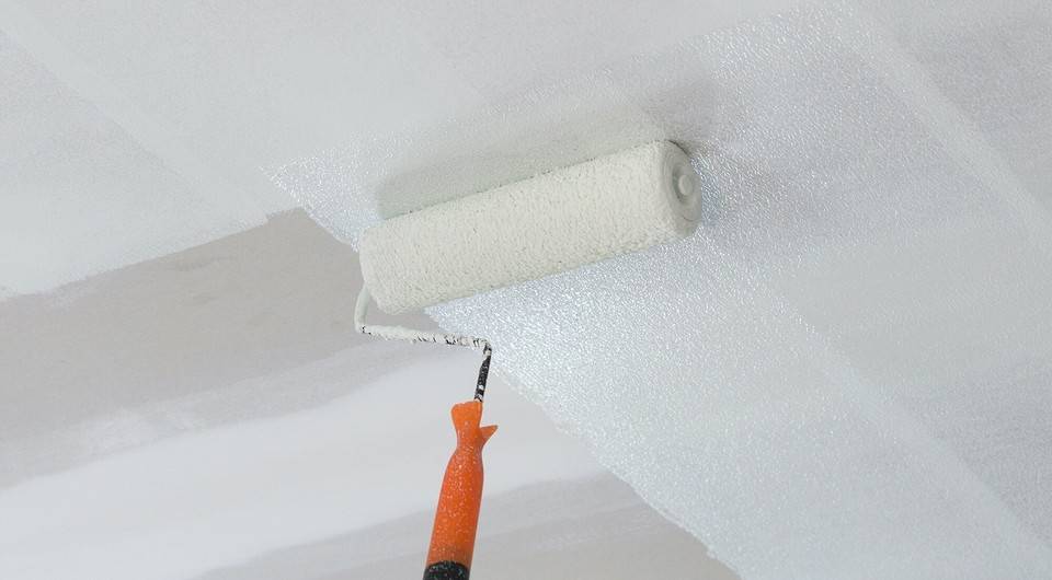 Как покрасить потолок без разводов - водоэмульсионной краской, акриловой
