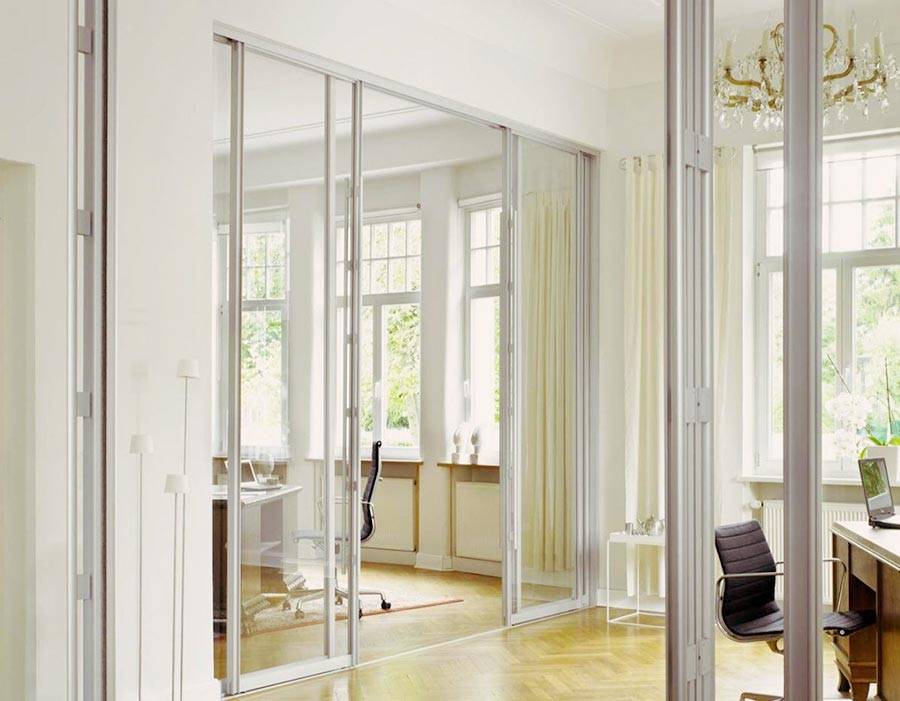 Потрясающие раздвижные стеклянные двери. дизайн для динамичного современного дома