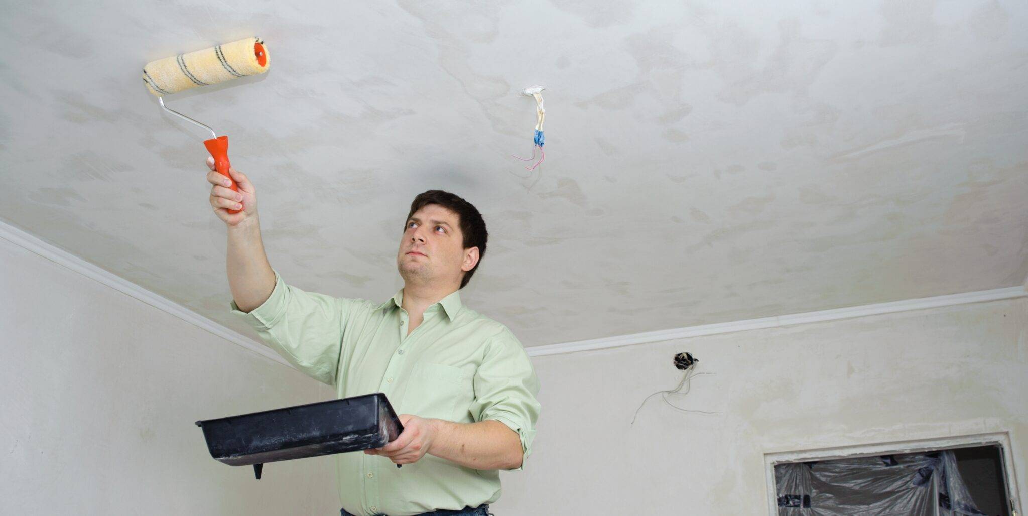 Как побелить потолок своими руками: как правильно и чем лучше белить потолок в комнате, в квартире, как сделать побелку валиком, чем белят, как подготовить потолок к побелке, технология