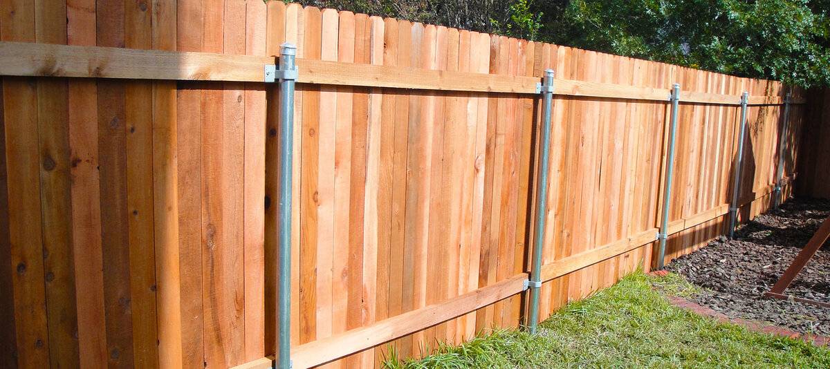 Деревянный забор на металлических столбах - строим самостоятельно