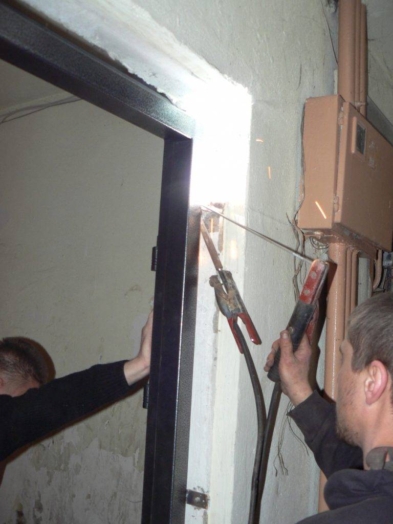 Установка металлических, входных дверей своими руками — как правильно монтировать?