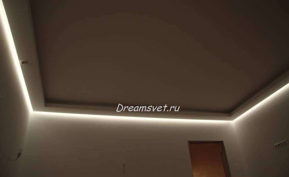 Подсветка потолка светодиодной лентой под плинтусом по периметру: как установить, видео и фото