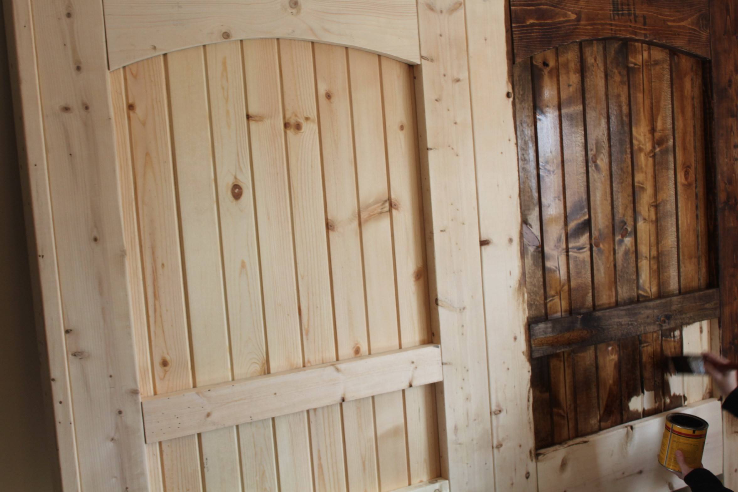 Простой двери своими руками. Двери филёнчатые деревянные для бани. Деревянная дверь из досок. Двери в баню деревянные. Дверь в парилку деревянная.