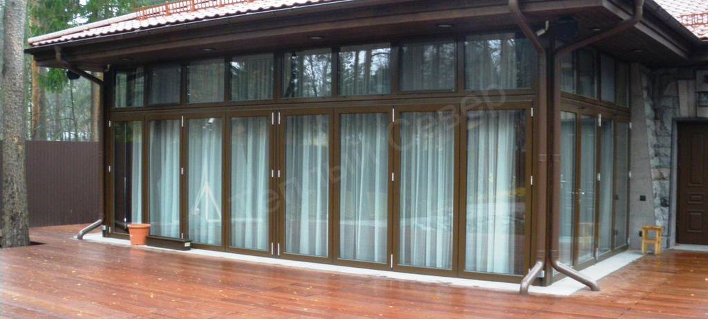 Стеклянные двери на террасу: панорамные, витражные, распашные в интерьере для частного дома (фото)