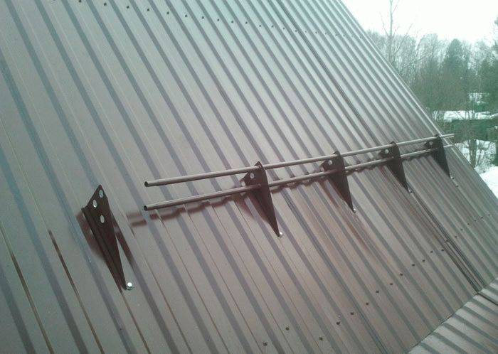 Установка снегозадержателей на крыше своими руками: устройство монтажа и как правильно установить трубчатые снегозадержатели