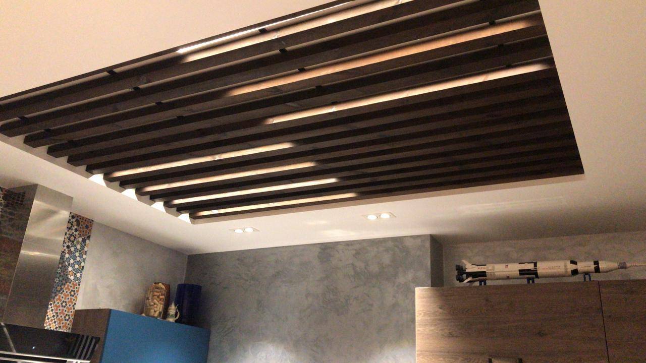 Деревянный реечный потолок: инструкция по монтажу подвесных конструкций своими руками, видео, фото