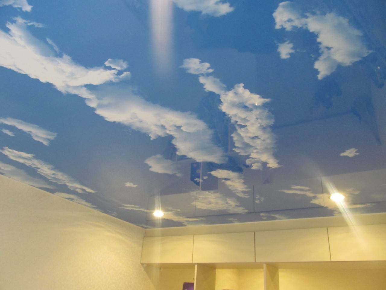 Примеры потолков в виде голубого неба с облаками