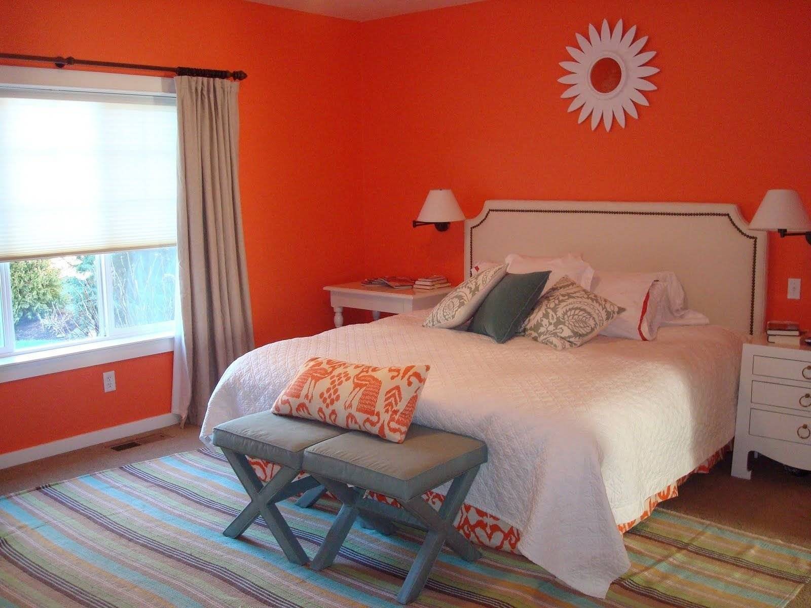 Персиковые обои в интерьере спальни, кухни и гостиной комнаты с выбором подходящих штор: на фото примеры