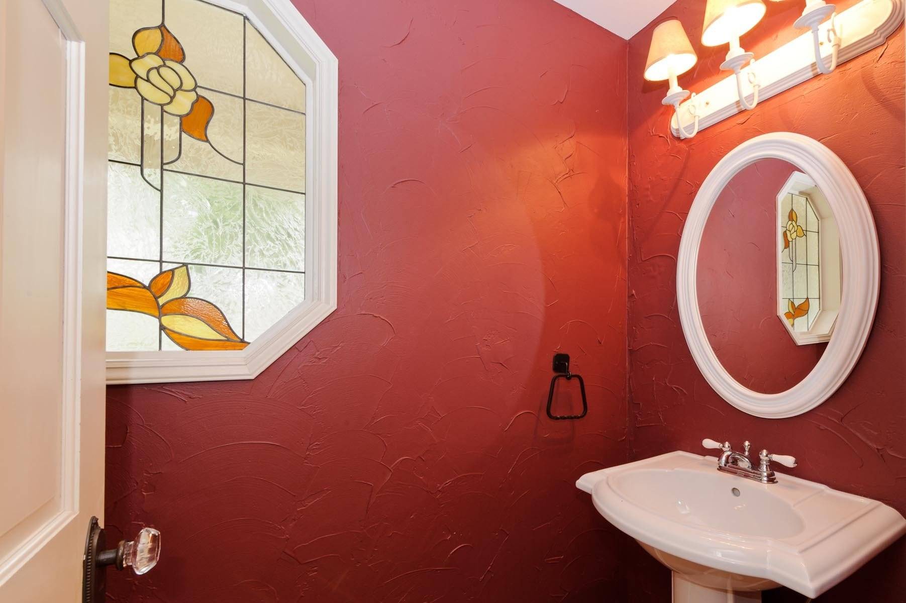 Чем покрасить потолок в ванной комнате своими руками: чем красить, какой краской, какая лучше, чем лучше