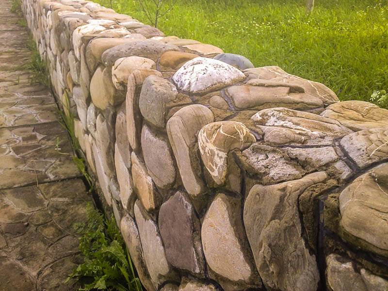Как сделать забор из камня своими руками: пошаговое ограждение участка