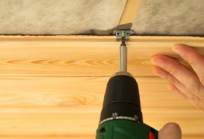 Как выбрать и закрепить ламинат на потолок?
