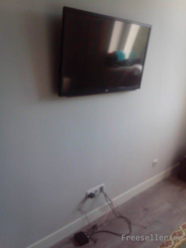 На какую высоту вешать телевизор на стену в спальне, гостиной, зале и кухне