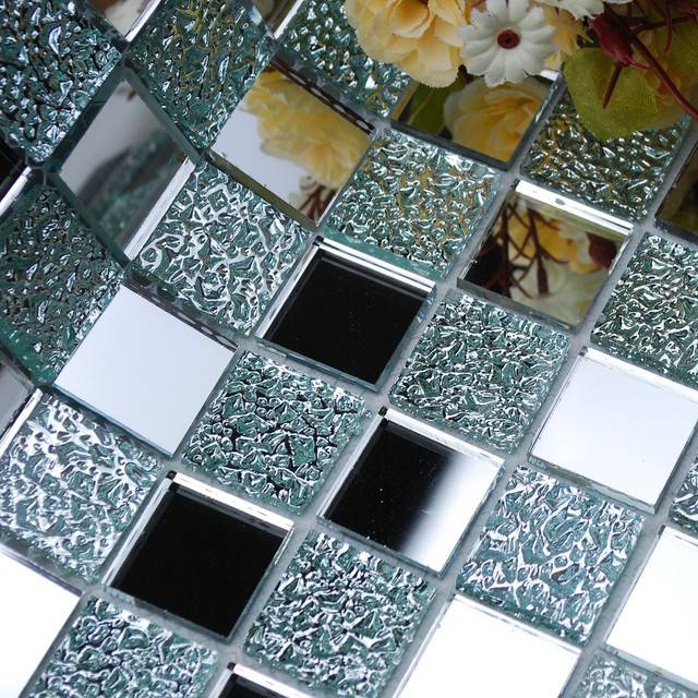 Зеркальная мозаика (39 фото): использование зеркал в интерьере, стеклянная мозаичная плитка на сетке, как оформить стену гостиной и спальни