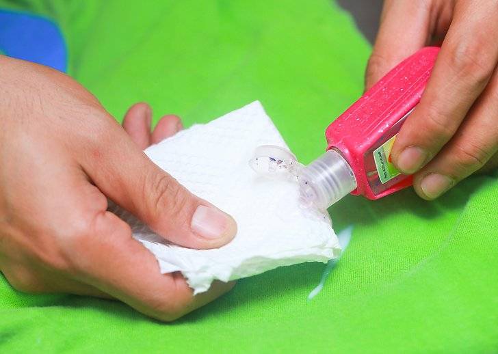 Как убрать клей с одежды в домашних условиях