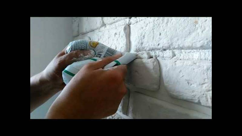 На что клеить и как укладывать гипсовую плитку под кирпич или камень: декоративное оформление стены и варианты монтажа с обоями