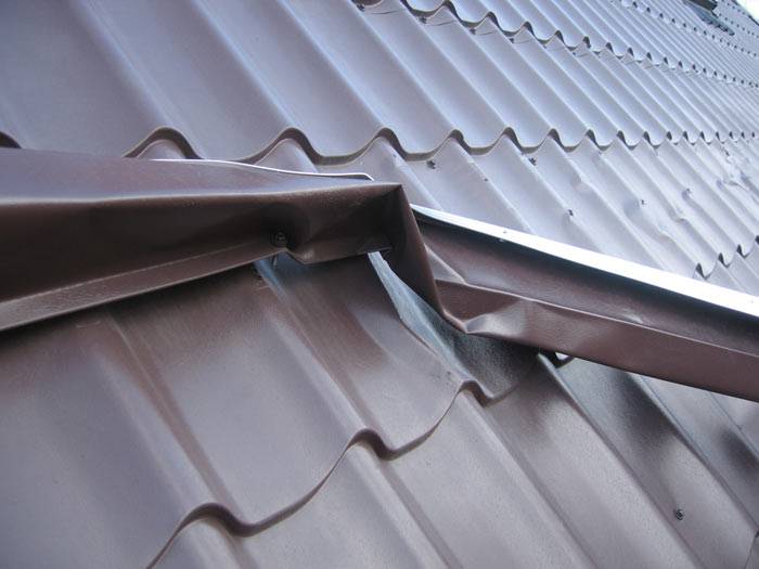 Снегозадержание на крыше из металлочерепицы: как установить снегозадержатели, как ставить, схема установки, устройство пластинчатых и уголковых элементов, как монтировать