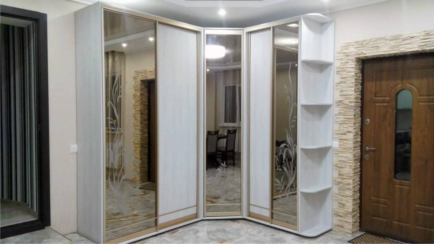 Угловые шкафы с зеркалами (33 фото): распашной зеркальный шкаф для одежды, навесной вариант цвета венге