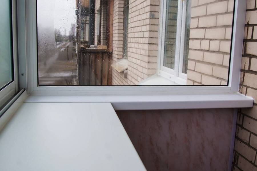 Подоконник на балконе – лучшие варианты дизайна и установки (65 фото)
