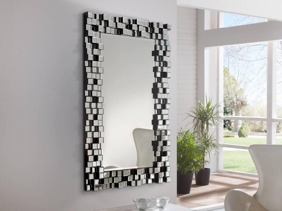 Зеркальная мозаика (39 фото): использование зеркал в интерьере, стеклянная мозаичная плитка на сетке, как оформить стену гостиной и спальни