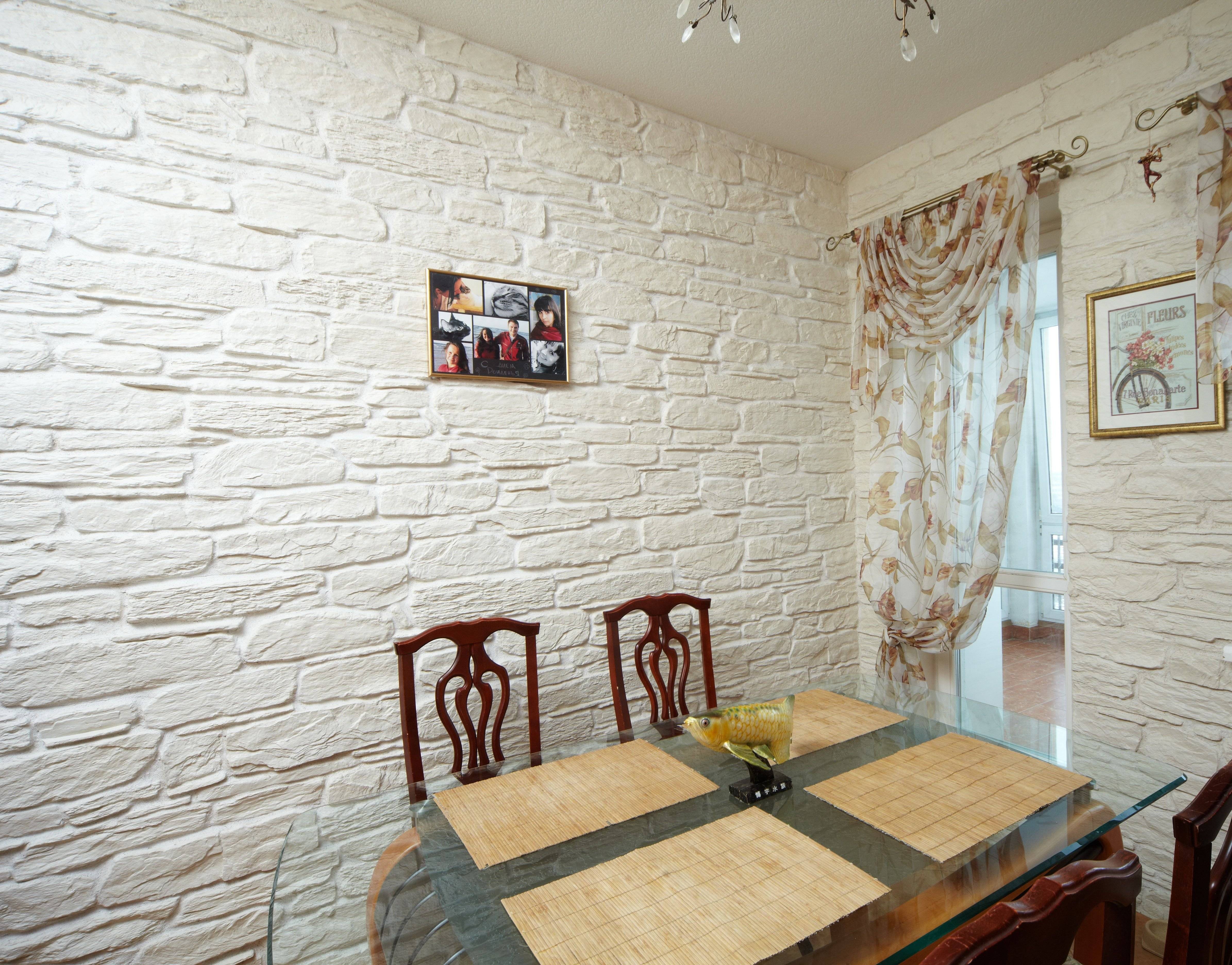 Оформление стены на кухне возле обеденного стола: варианты дизайна | дизайн и фото