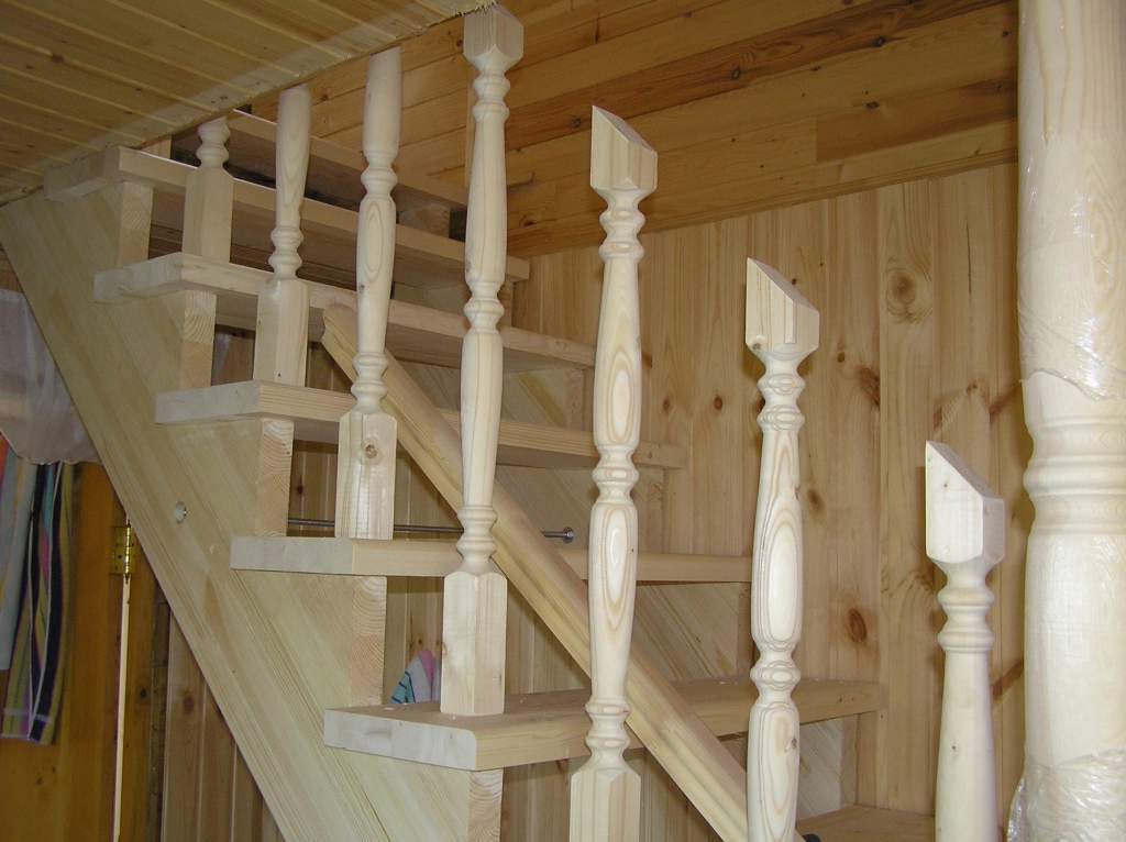 Балясины из дерева для лестницы: виды, способы изготовления и установка своими руками