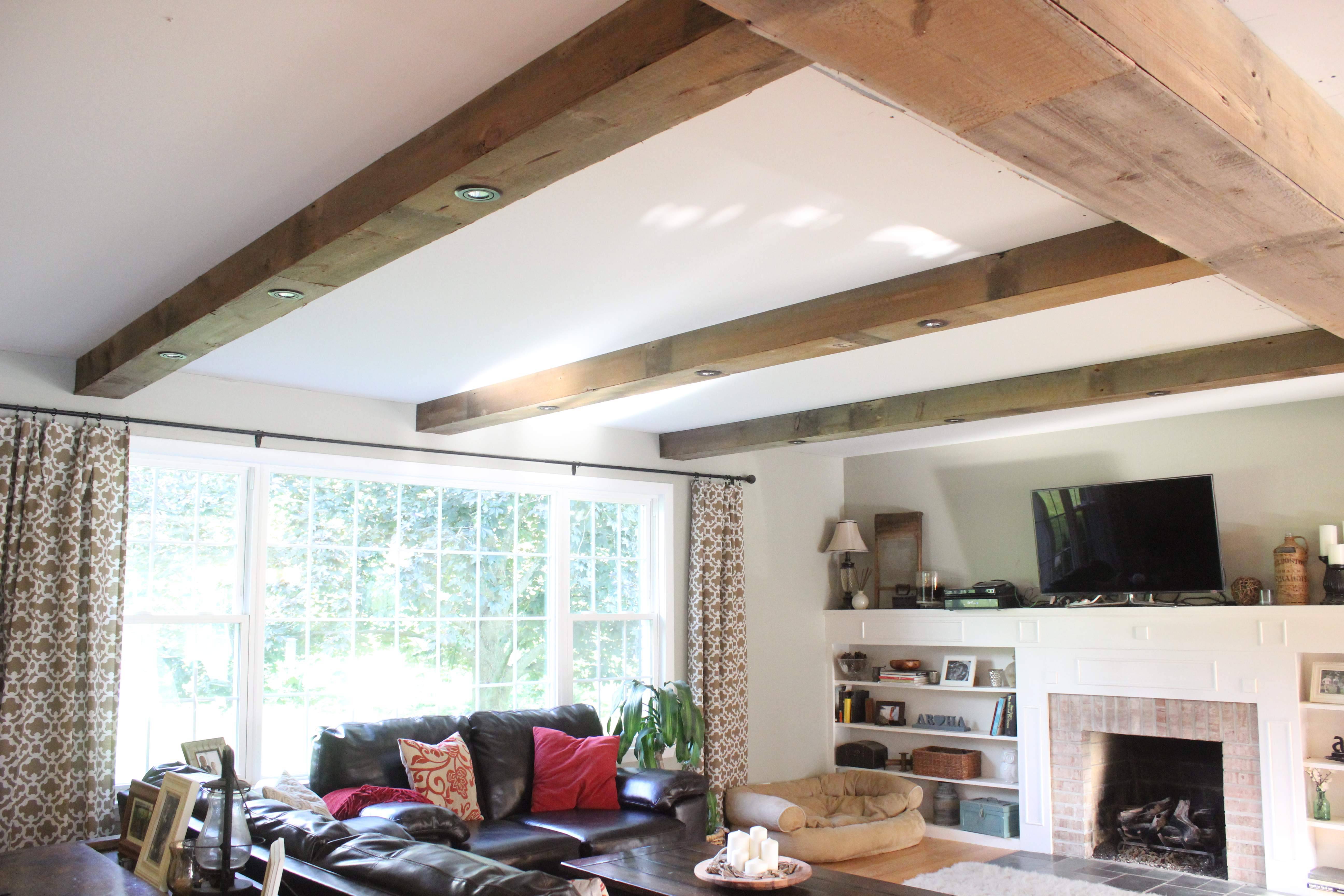 Натяжные потолки в деревянном доме фото: отзывы на даче зимой, на перекрытие плюсы и минусы, можно ли делать - уютный домишка