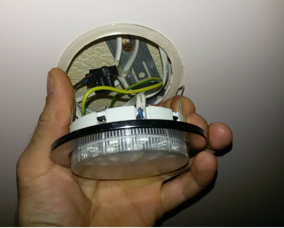 Как выкрутить лампочку из подвесного потолка? как правильно поменять в споте, как заменить светодиодную и галогеновую лампу