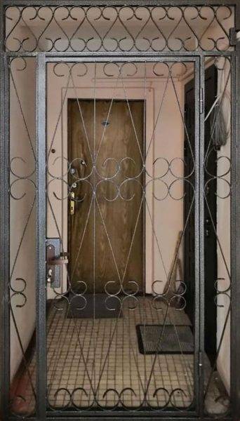 Решетчатые двери: металлические, кованые, деревянные, 3 главных особенности