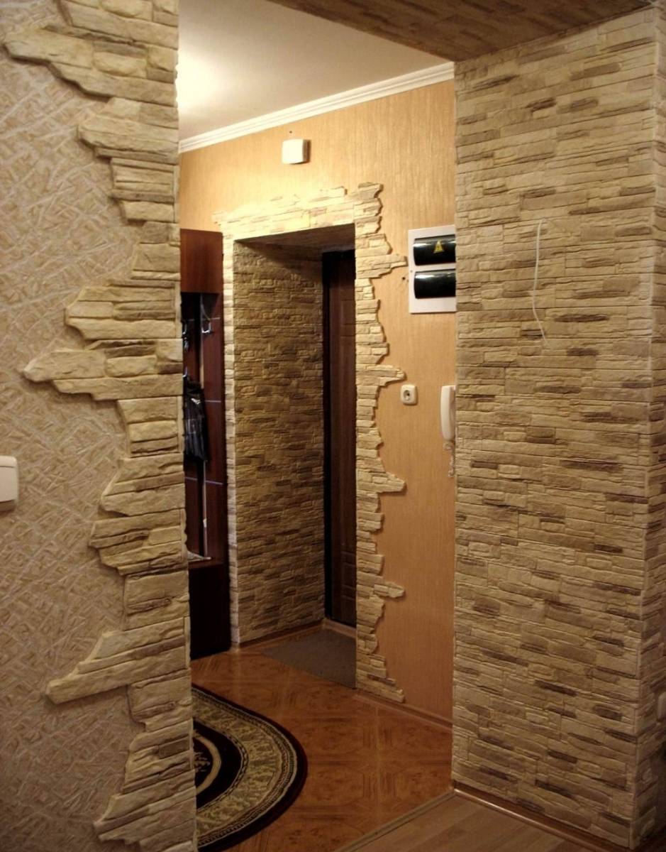 Варианты декоративного камня и отделка коридора