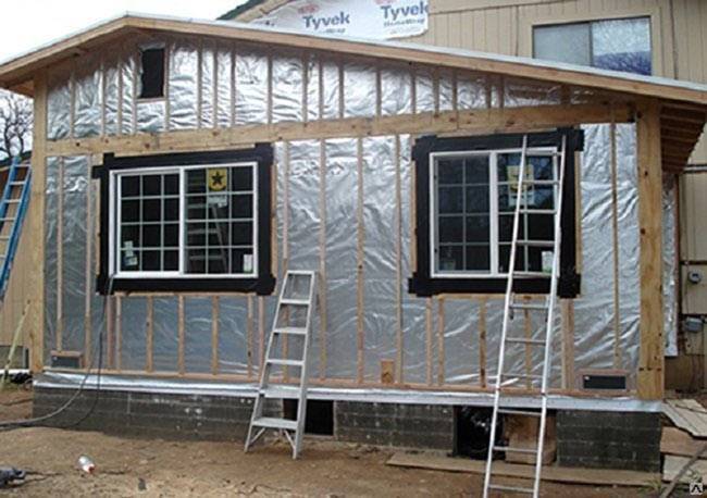 Утеплитель для стен дома снаружи под сайдинг: варианты для фасада деревянного дома, пенопласт и пеноплекс для наружного применения