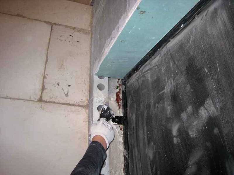 Оштукатуривание дверных откосов