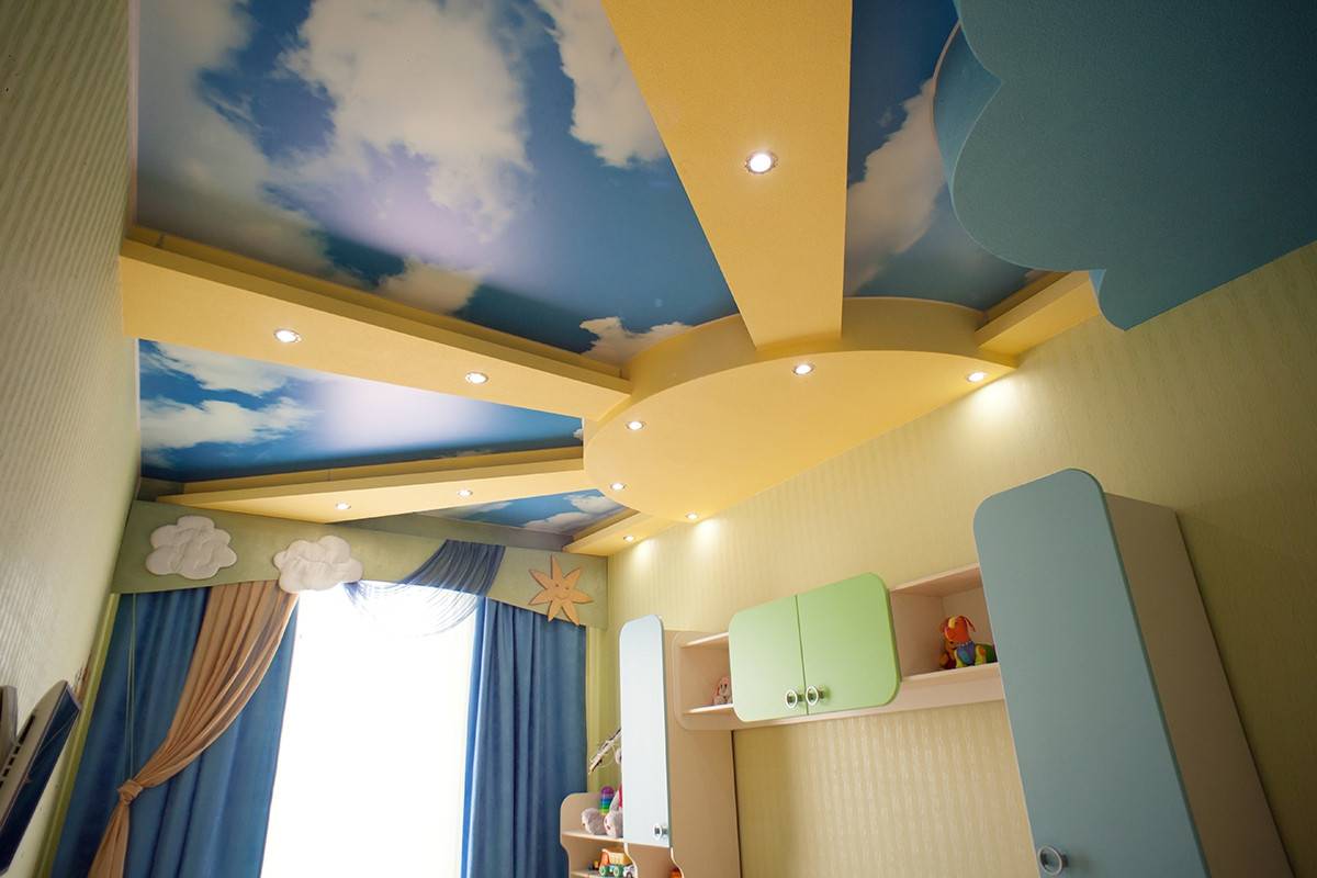 12 материалов для отделки потолка спальни