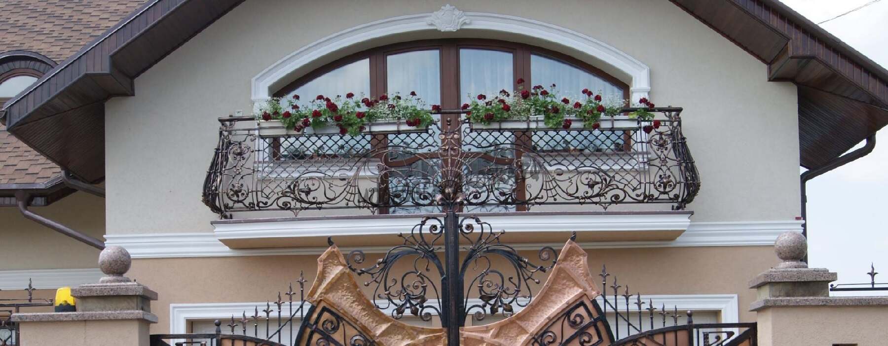 Кованые балконы — французский колониальный шик и 75 его элегантных воплощений