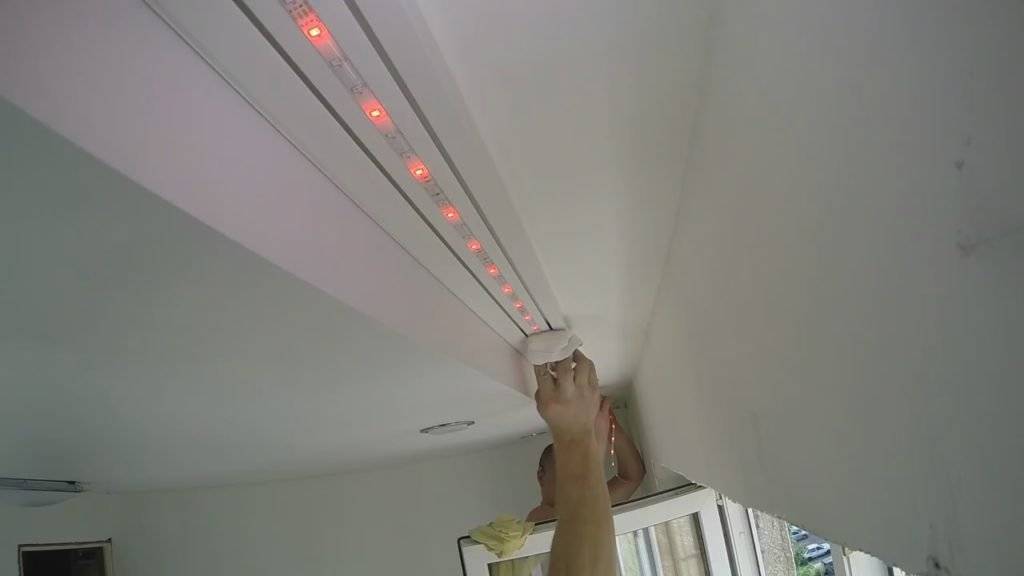 Как менять светодиодную ленту под натяжным потолком