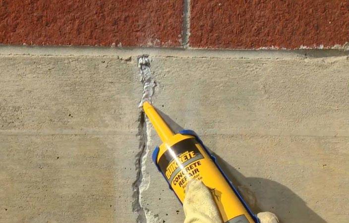 Чем лучше замазать трещины в несущих и межкомнатных стенах из блоков: как убрать