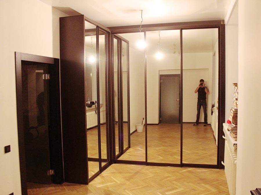 Скрытая дверь с зеркалом - монтаж невидимки