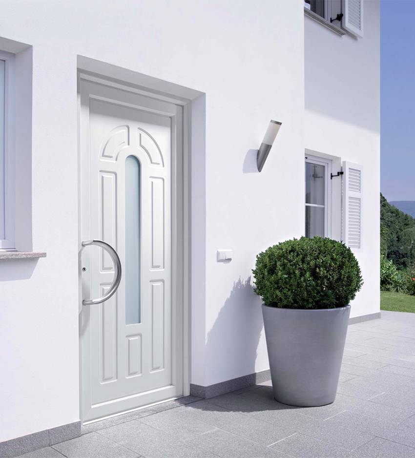 Двери для квартиры или дома белого цвета внутри и снаружи, изделия с зеркалом в интерьере, уличные варианты - полезно знать