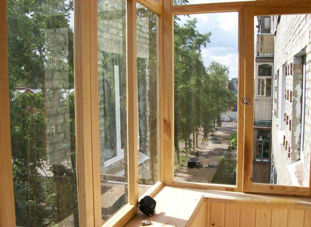 Остекление балконов деревянными рамами: причины популярности