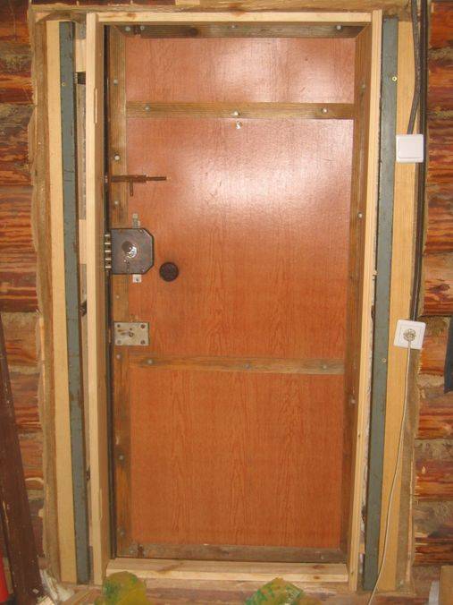 Установка входной двери в квартиру: инструкция с фото на примере