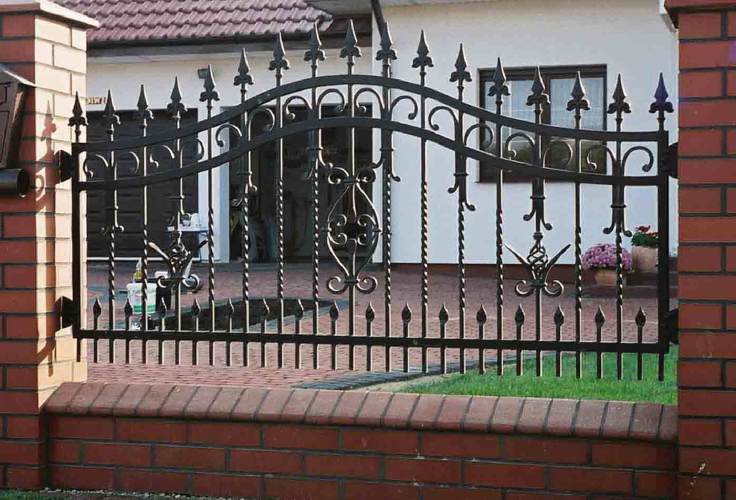 Кованые заборы и ворота (89 фото): красивые варианты для частного дома и дачи с кирпичными столбами