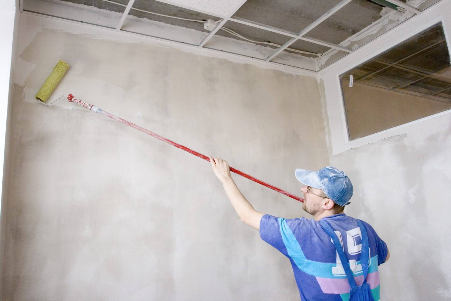 Как подготовить стены к поклейке флизелиновых обоев своими руками: пошаговая инструкция, видео