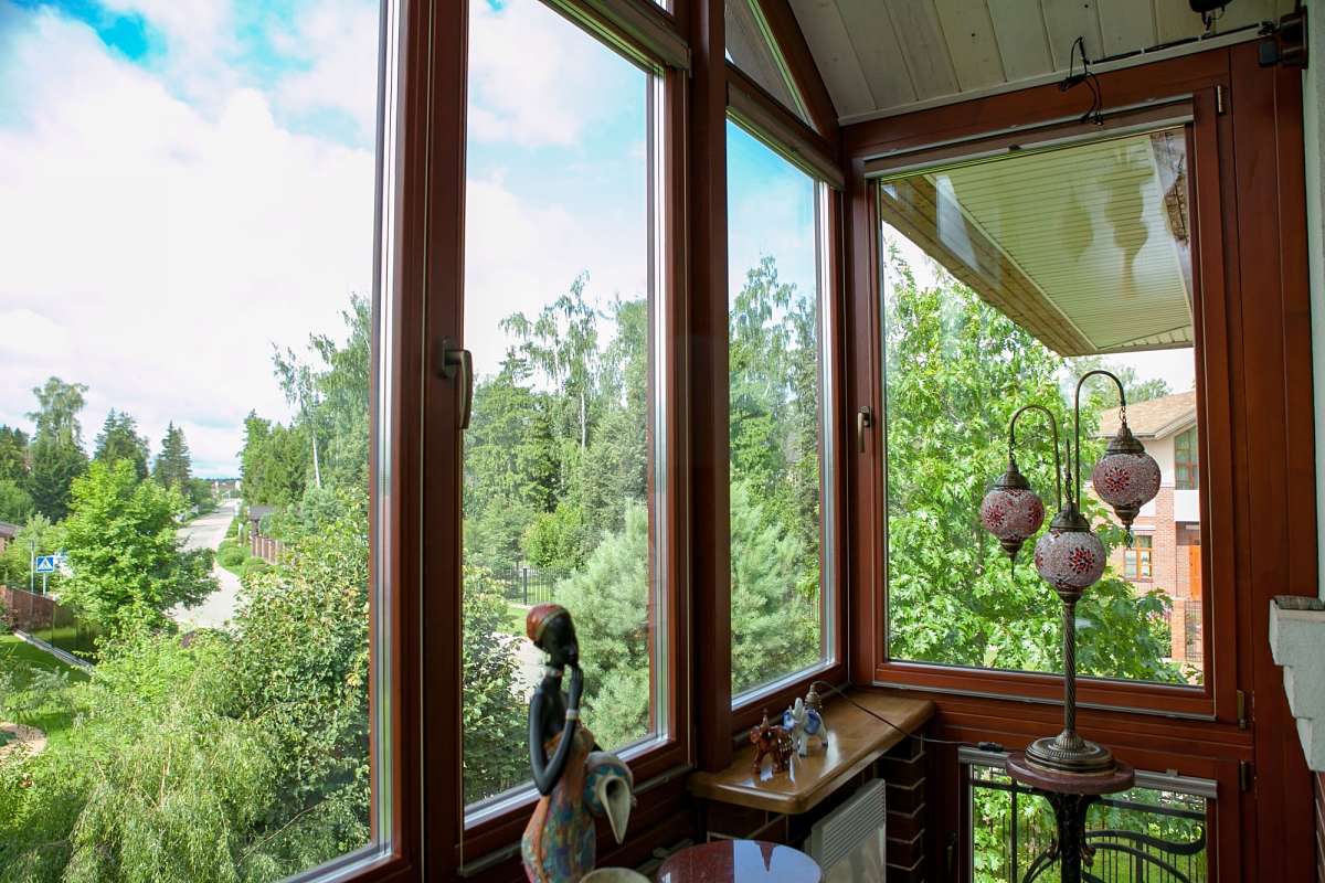 Остекление балкона деревянными рамами, застеклить окна лоджии