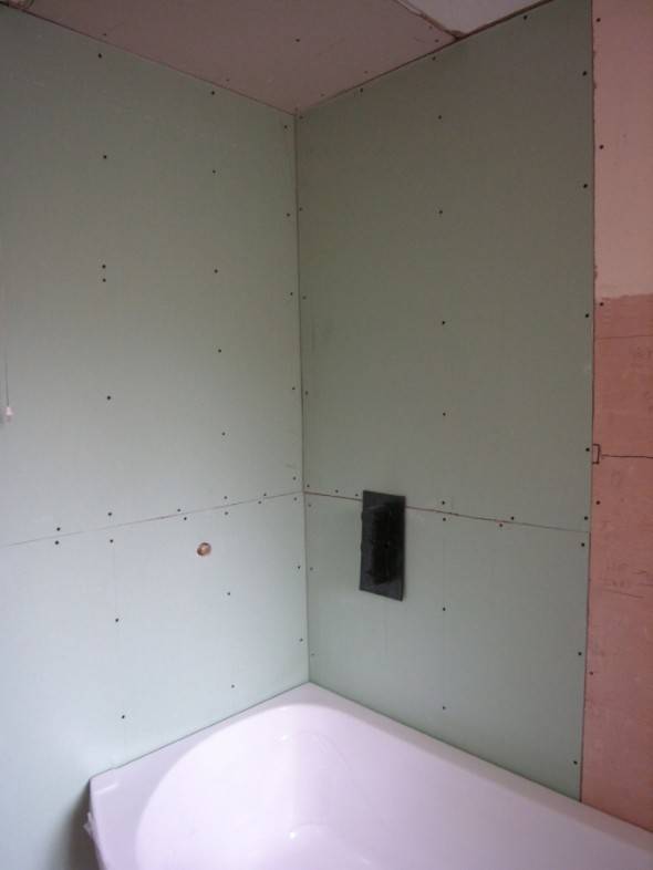 Чем выровнять стену в ванной под плитку: как выровнять в комнате после оставшейся старой плитки, какой смесью выравнивать под плитку и надо ли ровнять бетонные стены