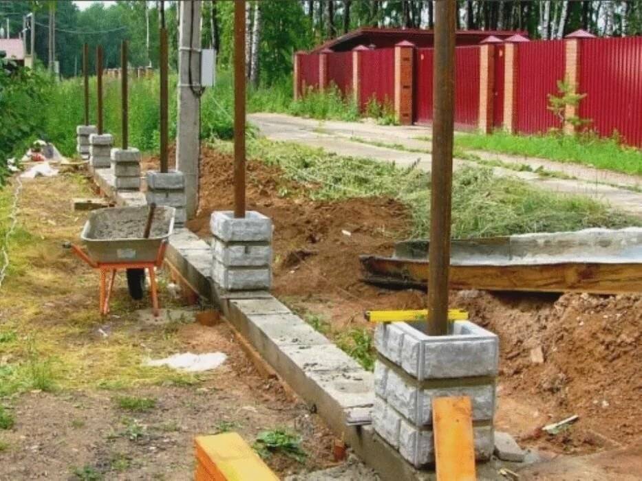 Как самостоятельно установить столбы под забор без использования бетона