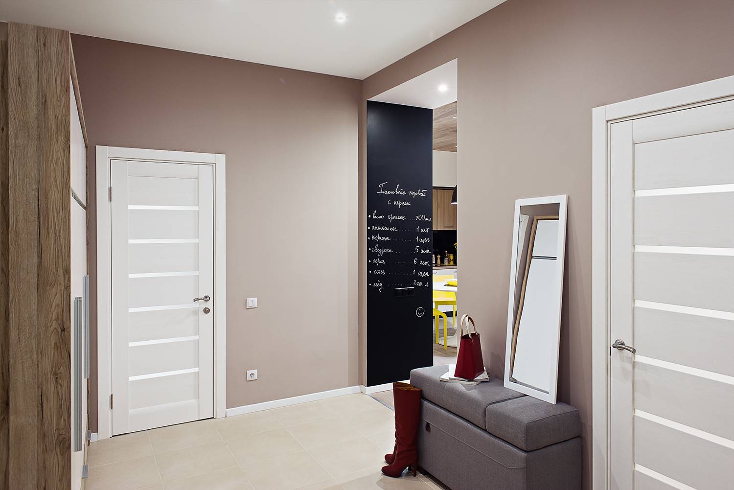 Серый ламинат в интерьере квартиры - фото: в сочетании с дверями и обоями