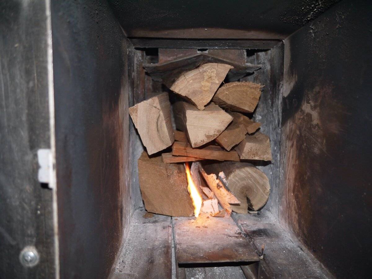 Какими дровами лучше топить печь: в доме, в котле, камине, в бане, виды, особенности выбора, сравнительный обзор