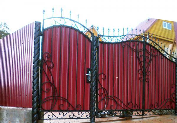Ворота из профнастила с элементами ковки (41 фото): эскизы конструкций из профлиста с коваными частями