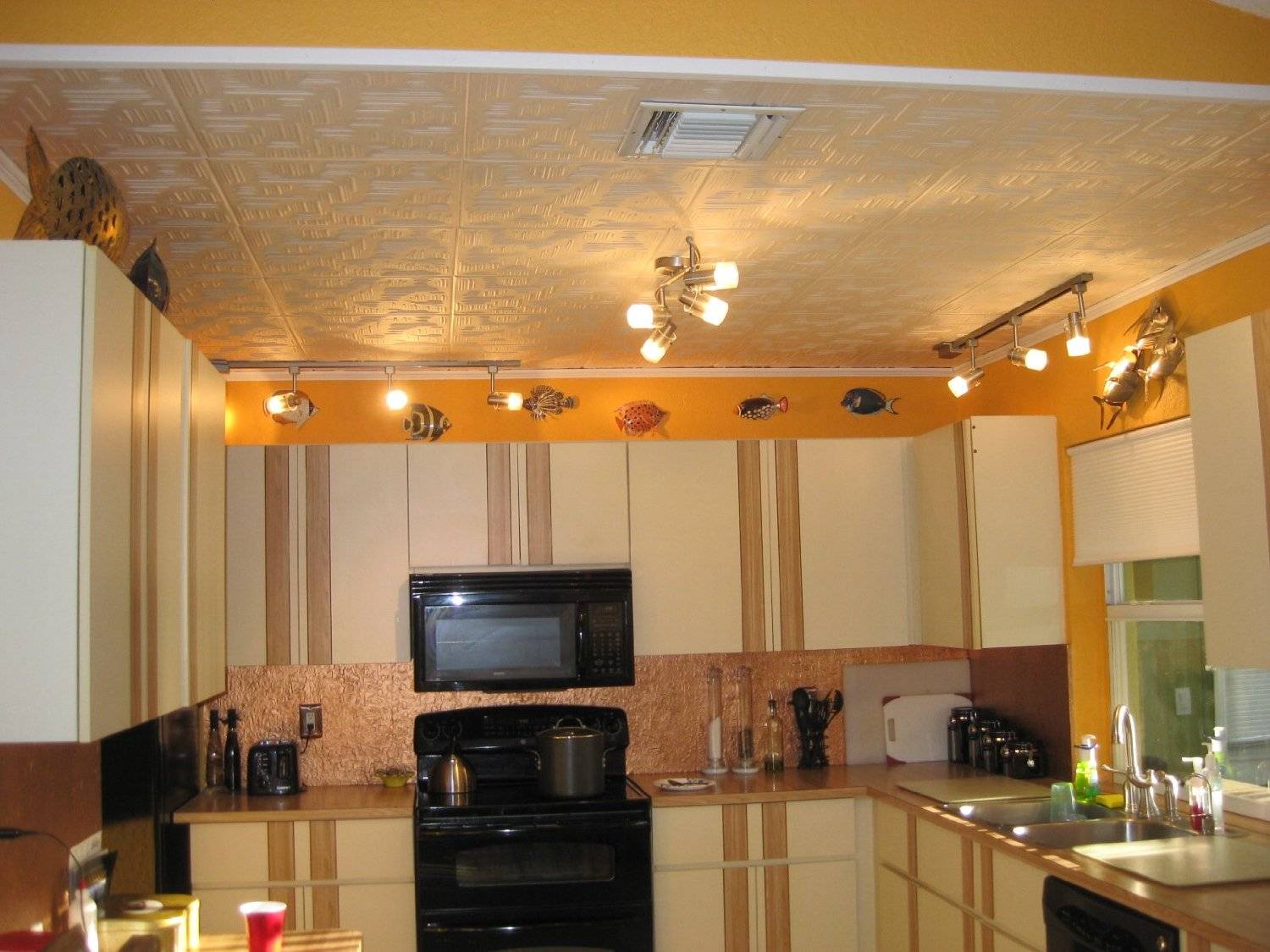 Как сделать потолок на кухне своими руками?