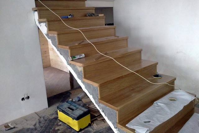 Отделка бетонной лестницы деревом пошаговая инструкция. как обшить бетонную лестницу деревом
