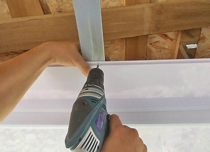 Как установить пластиковые панели и освещение на потолок своими руками